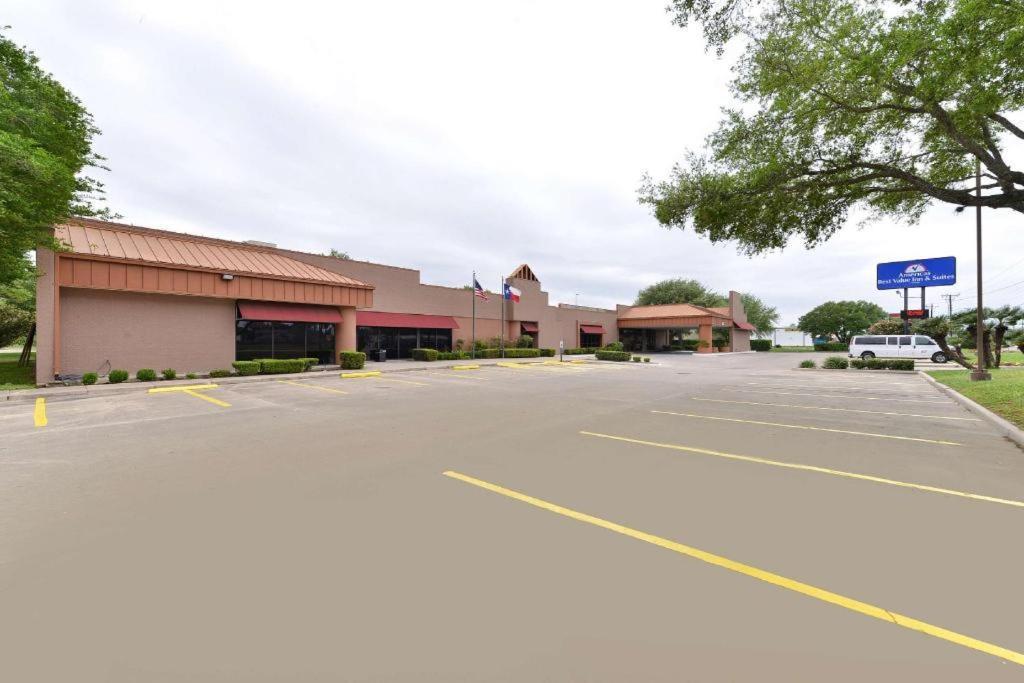 Americas Best Value Inn & Suites Victoria Exterior photo