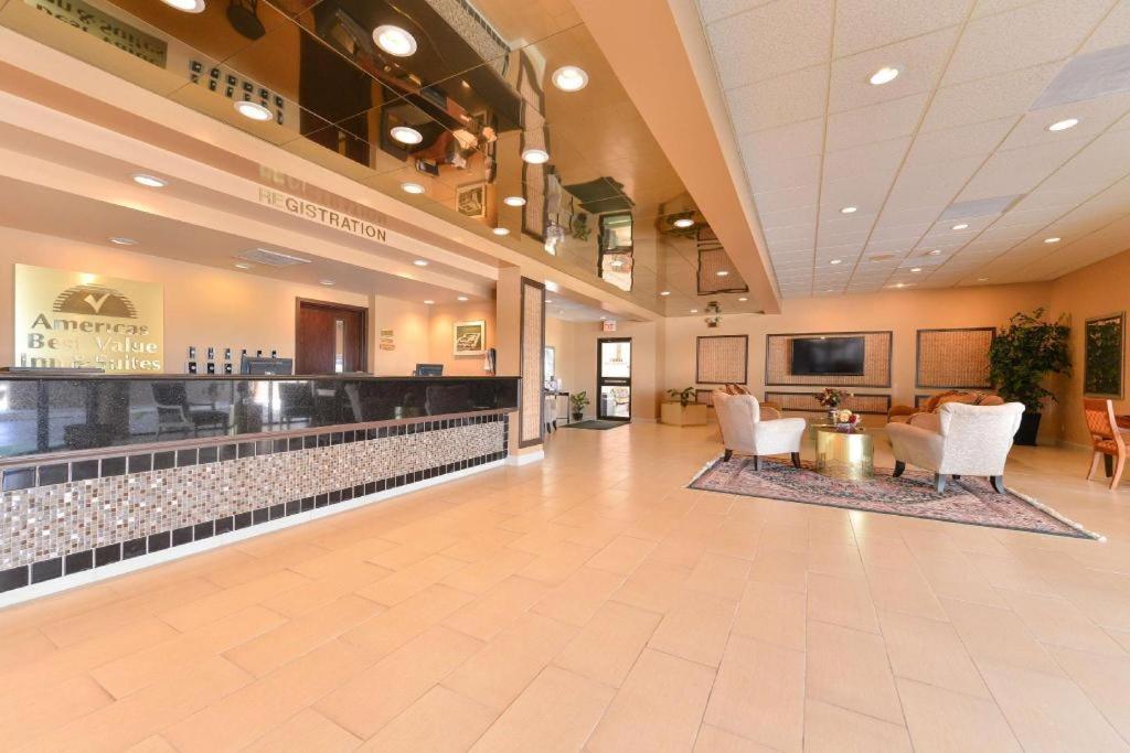 Americas Best Value Inn & Suites Victoria Exterior photo