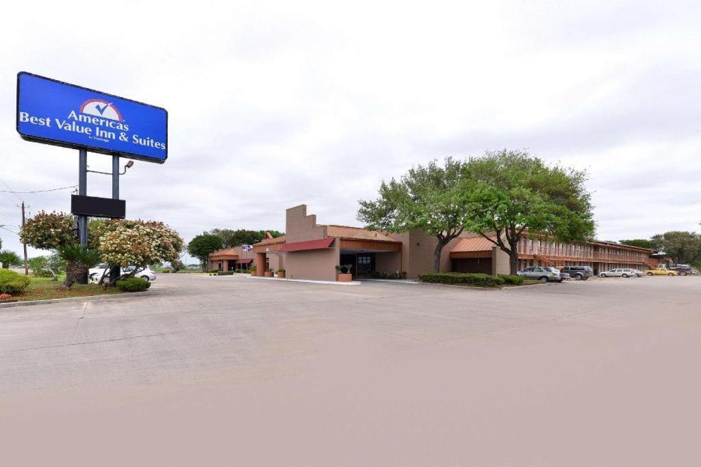 Americas Best Value Inn & Suites Victoria Exterior photo