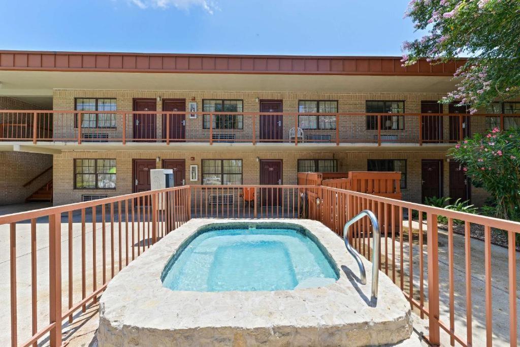 Americas Best Value Inn & Suites Victoria Exterior photo