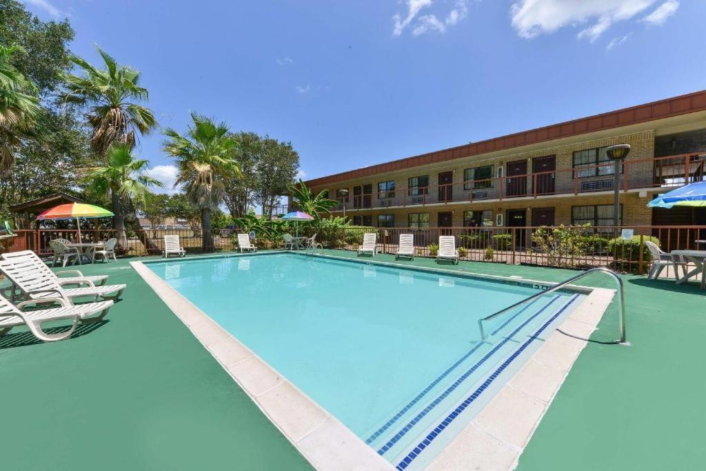 Americas Best Value Inn & Suites Victoria Exterior photo